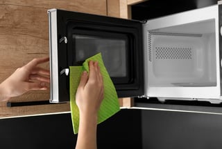 cleaning microwave