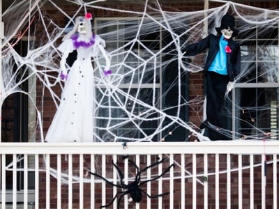 Decorating Apartment Front Porches for Halloween or Fall-featured