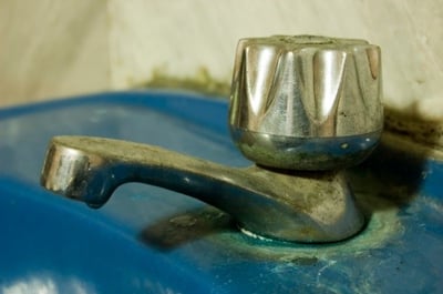 How to Easily Get Gunk Off Faucets in Chico and Redding Apartments-featured